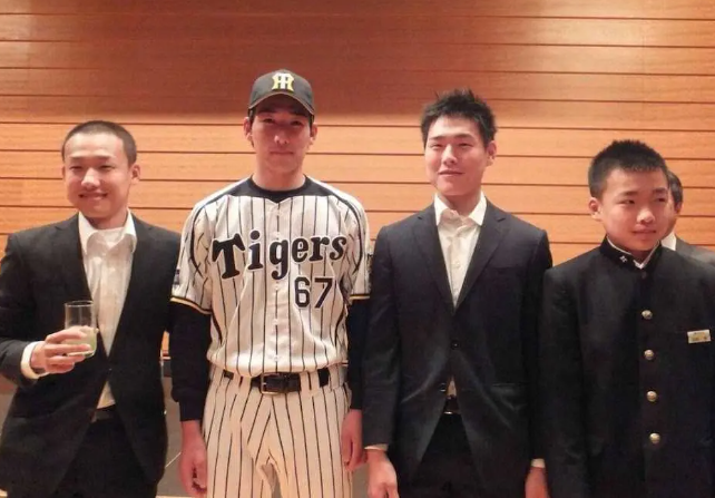 阪神タイガースの岩崎優選手と三人の兄弟